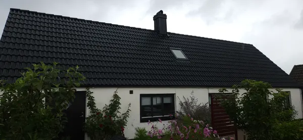 Nytt svart betongtak efter takbyte i Ystad