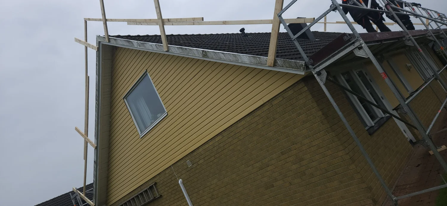 Gamla vindskivor i trä