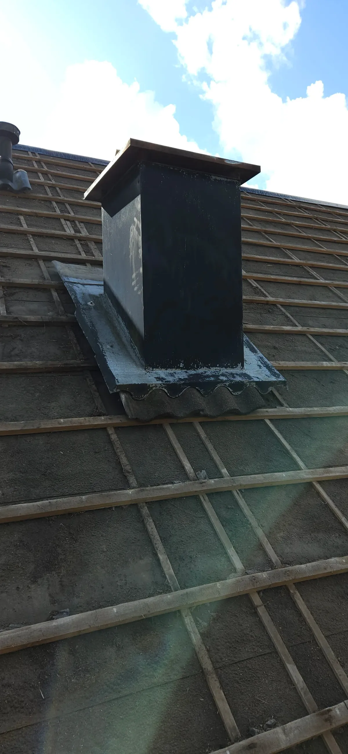 Gammal ventilationshuv före plåtbeslagning i Kävlinge