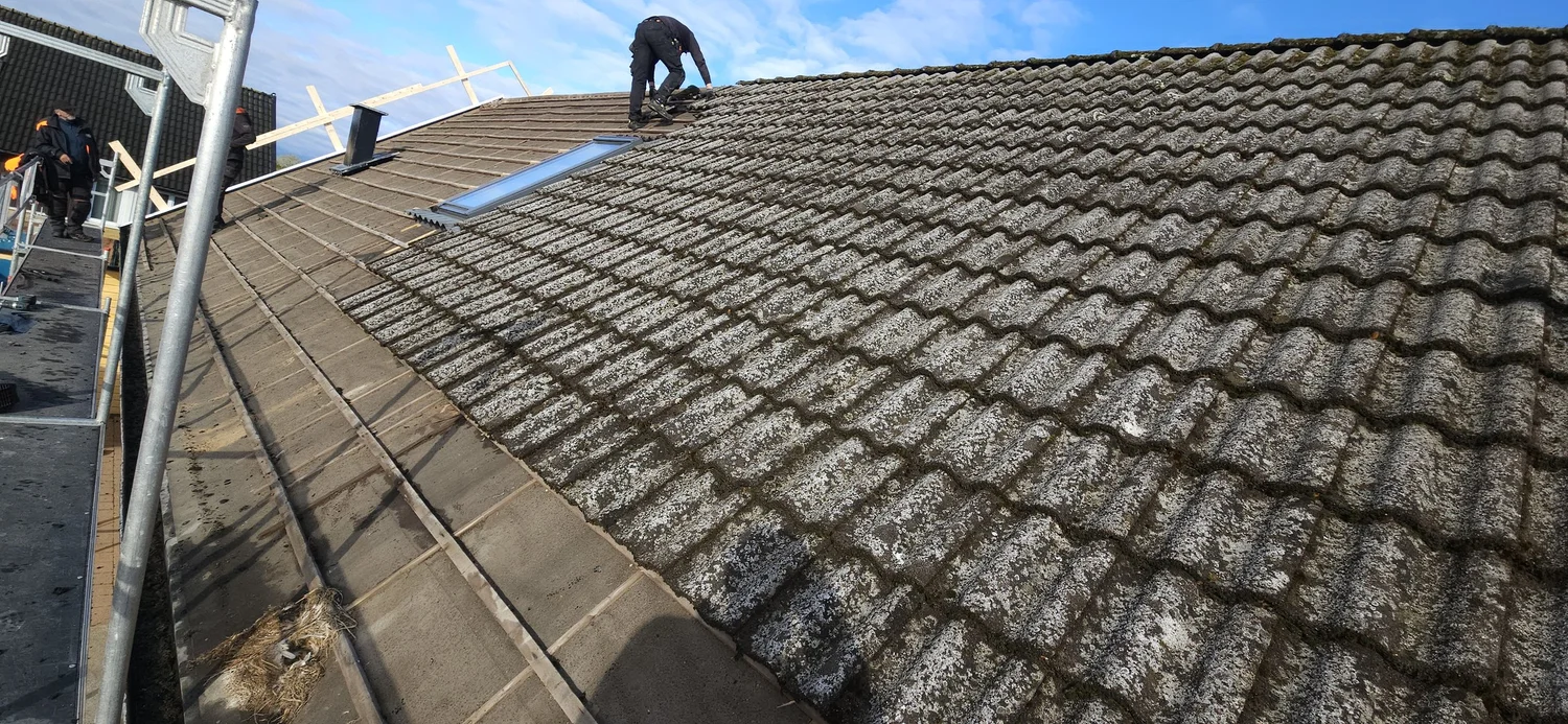 Rivning av betongpannor vid takbyte i Kävlinge