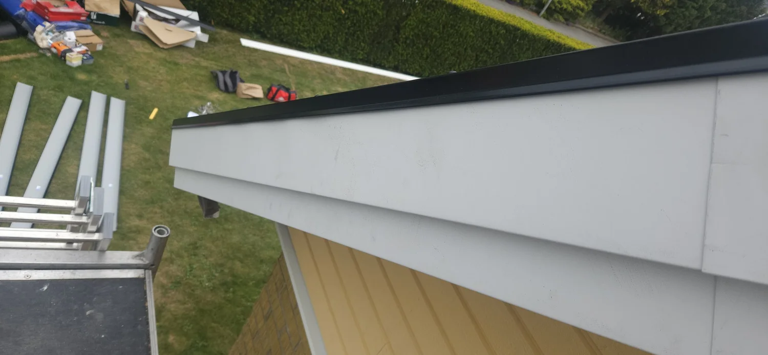 Helplåtade vindskivor närbild i Kävlinge