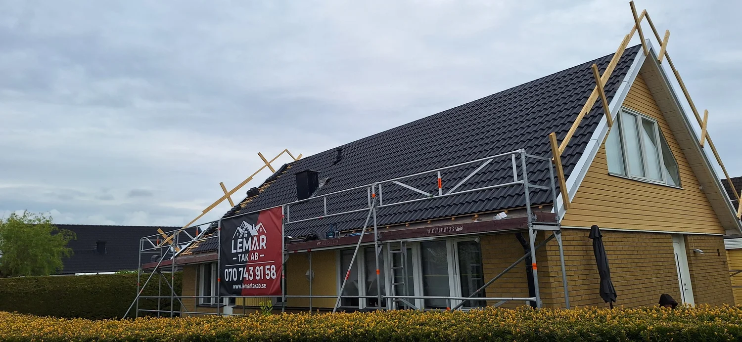 Betongpannor monterade på tak