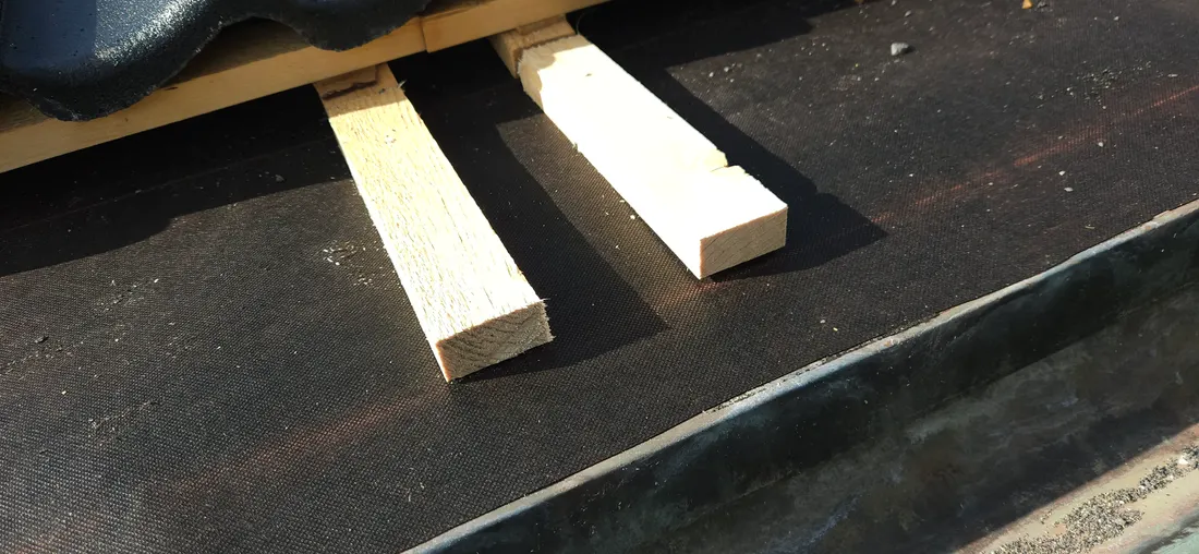 Omålade läktändar under de nya pannorna vid takfoten