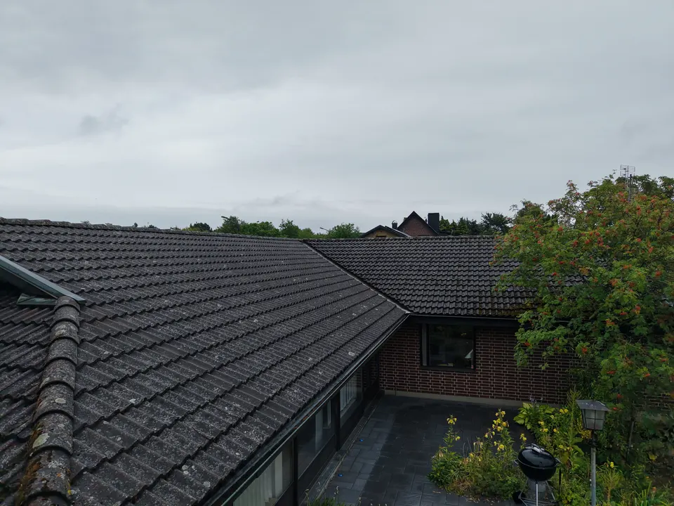 Det gamla betongtaket på villan i Lund, sett över takets vinkel