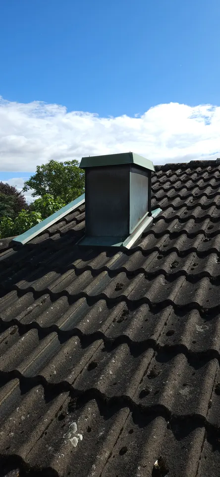 Före: den gamla ventilationshuven på det gamla taket i Lund