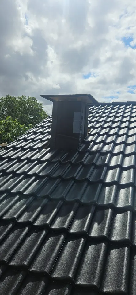 Ventilationshuven på det nya taket, innan kopparbeslaget
