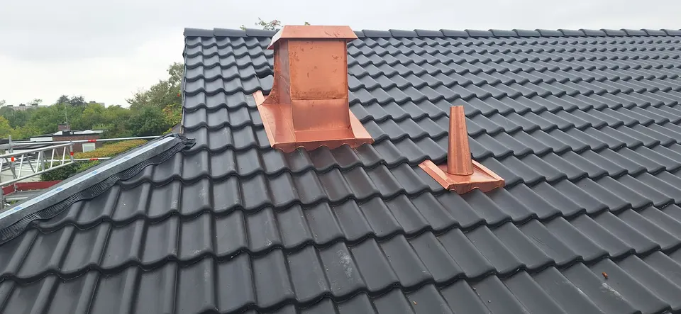Efter: ventilationshuv och avluftning i koppar, takbyte i Lund
