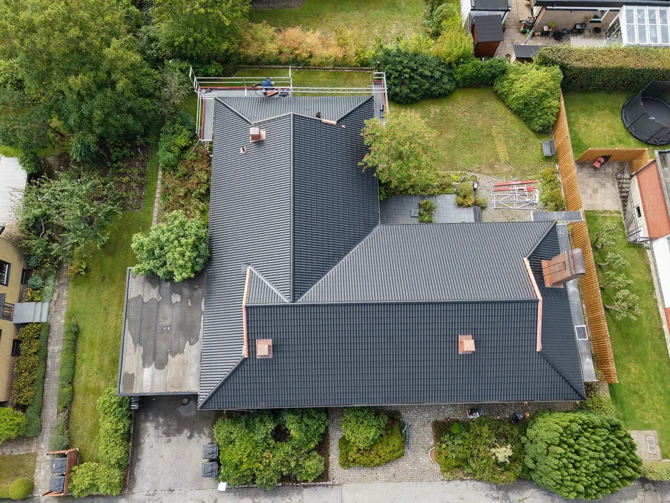 Drönarvy rakt ovanifrån över det färdiga taket i Lund