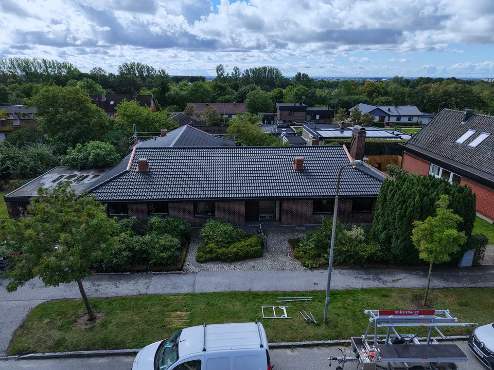 Villan i Lund från gatan med nytt betongtak