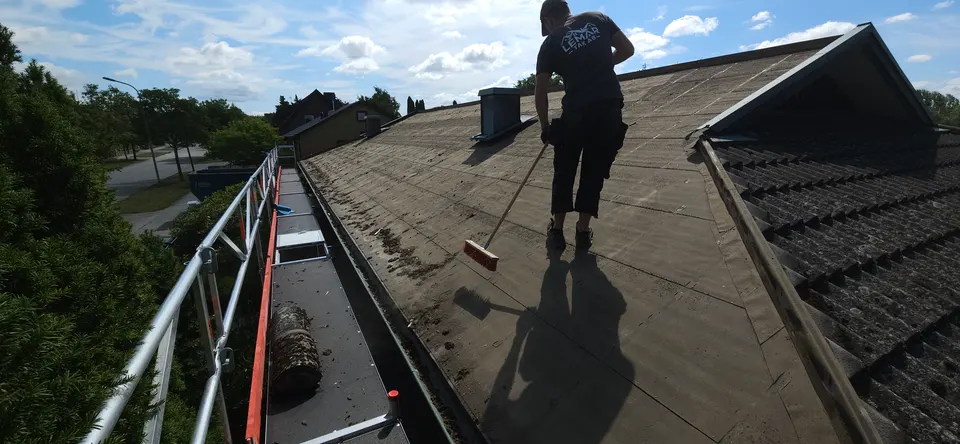 Taket sopas rent från den gamla pappen, takbyte i Lund