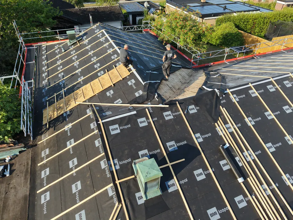 Drönarvy över läktningen av taket i Lund