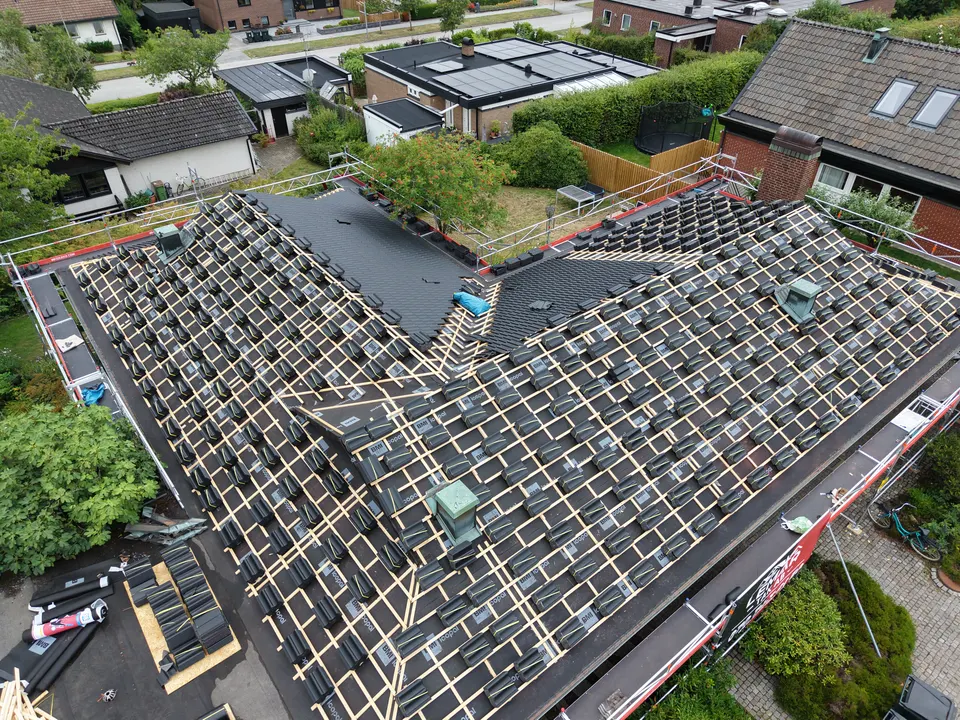 Drönarvy: de nya betongpannorna fördelas över taket i Lund