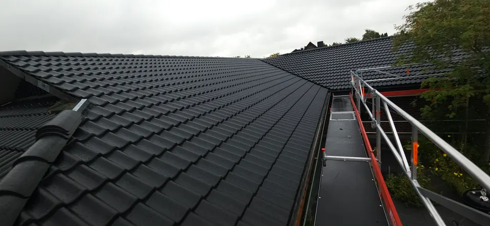 Nya svarta betongpannor över takfallet, villa i Lund