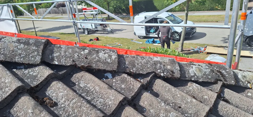 Gamla nockpannor på taket i Lund, före bytet