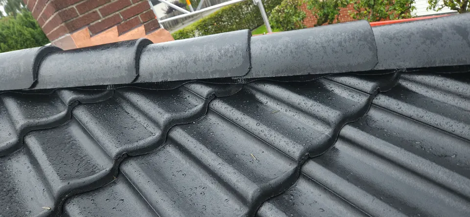 Nya nockpannor på det nya betongtaket i Lund