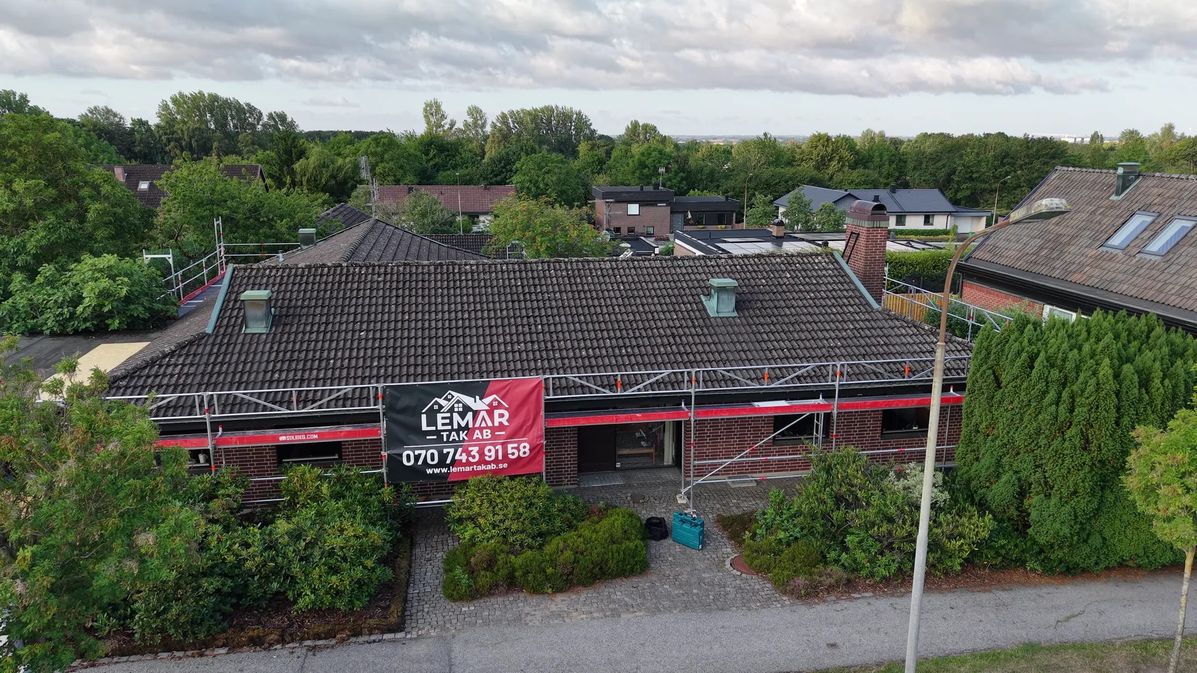 Drönarvy över villan i Lund med det gamla betongtaket, före takbytet