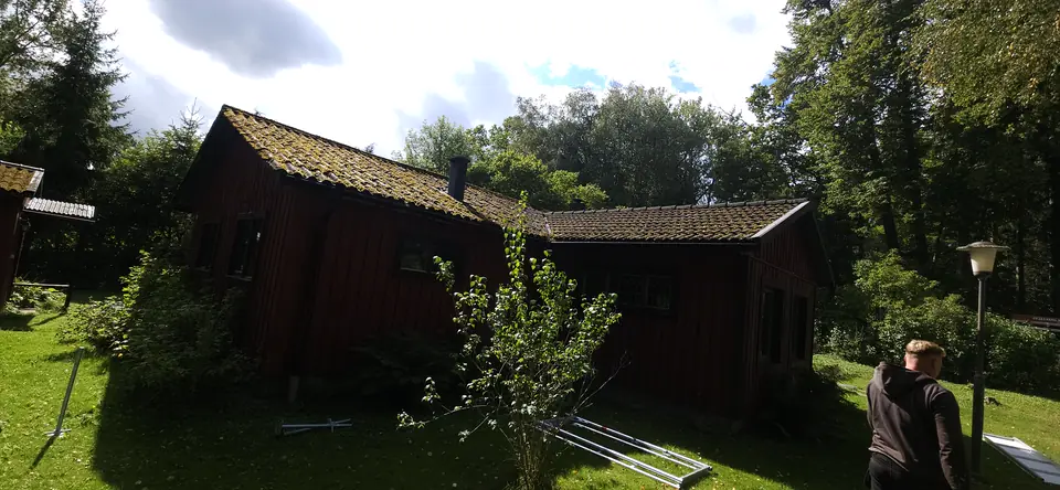 Det gamla eternittaket i Höör sett från trädgården, före saneringen