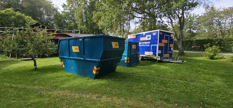 Container och saneringsvagn på plats inför eternitsaneringen i Höör