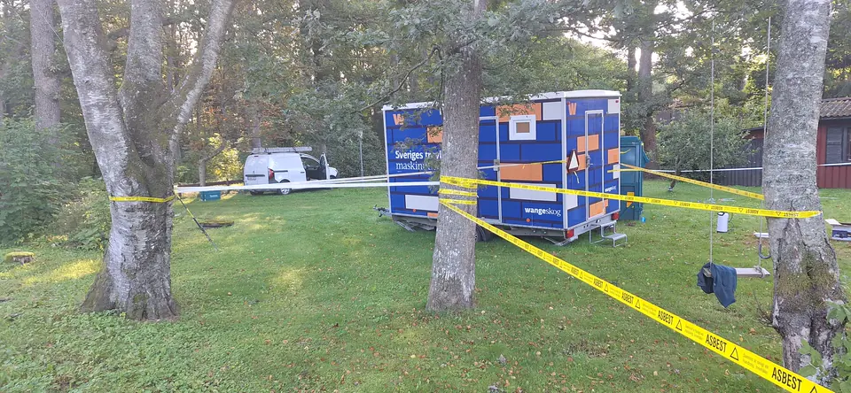 Avspärrat och utmärkt arbetsområde med saneringsvagn under eternitsaneringen i Höör