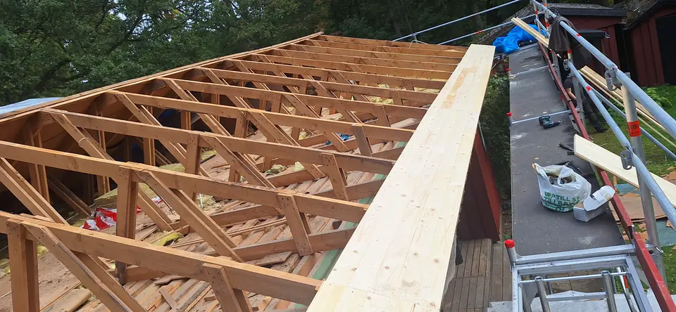 Takstolarna frilagda och kontrollerade inför det tyngre betongtaket i Höör
