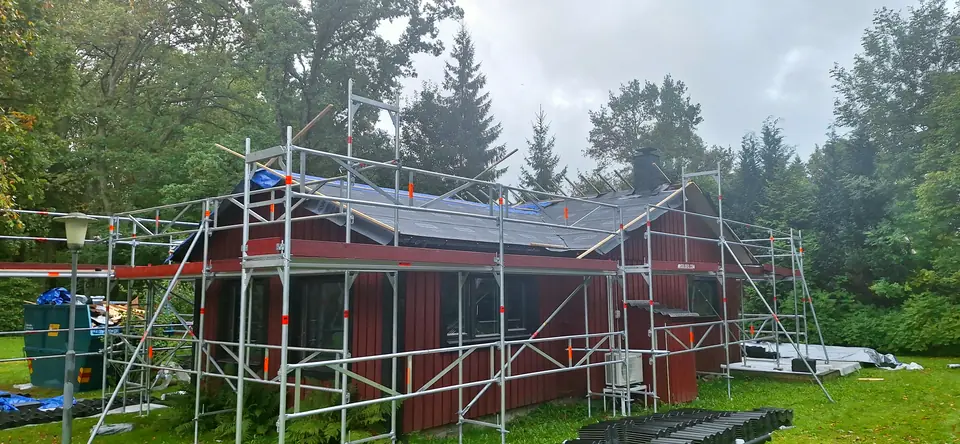 Byggnadsställning runt huset i Höör under takbytet