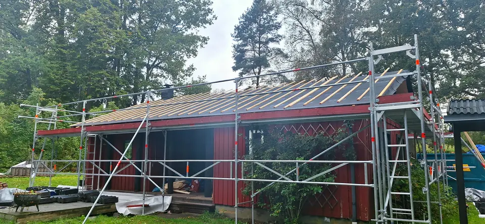 Huset i Höör inbyggt med byggnadsställning, ny råspont på taket