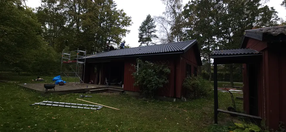 Färdigt betongtak i Höör sett från altanen, efter eternitsanering och takbyte
