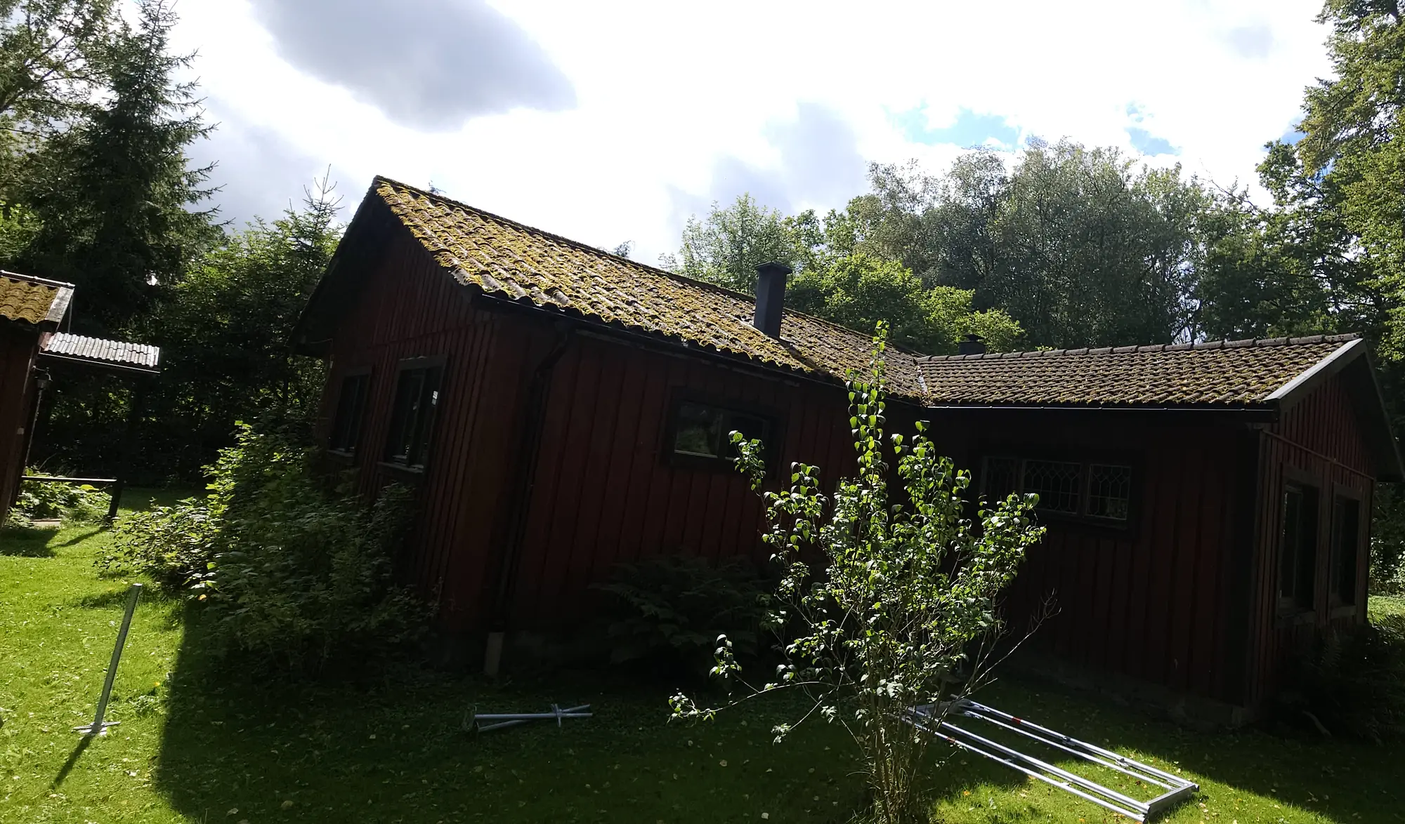 Huset i Höör med det gamla eternittaket, före eternitsanering och takbyte