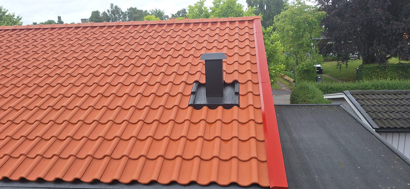 Färdigt tegeltak sett från baksidan av huset