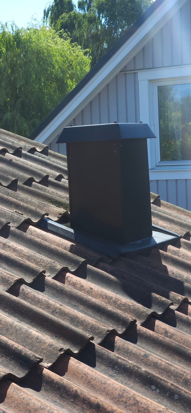 Gammal ventilationshuv före byte