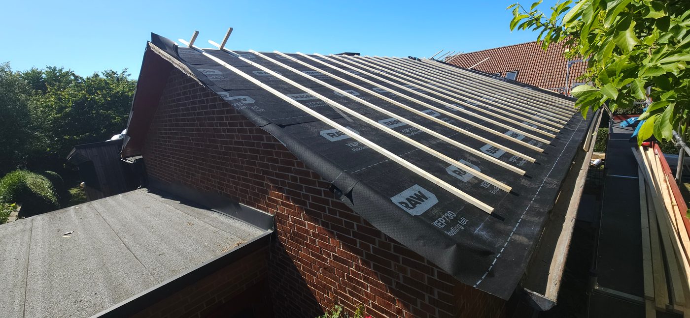 Ströläkt monterad vertikalt på underlagspappen för ventilation