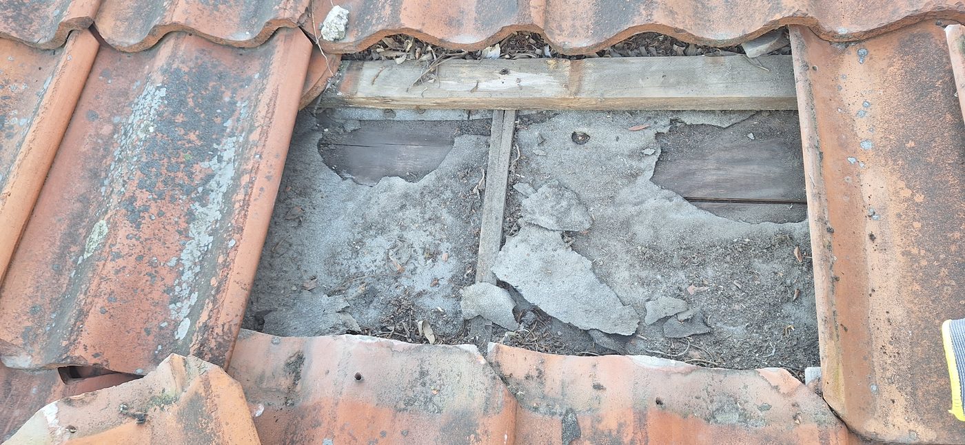 Uttjänt underlagspapp under tegelpannorna