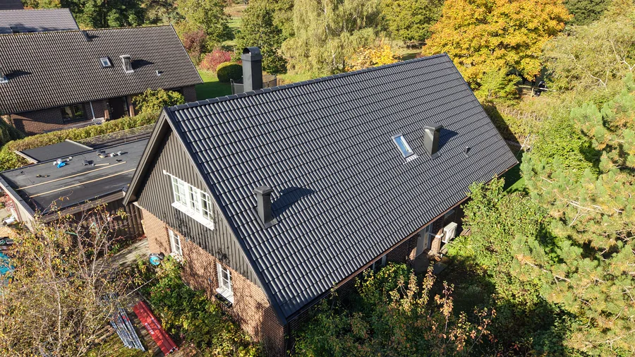 Nytt betongtak på villa i Dalby, drönarvy