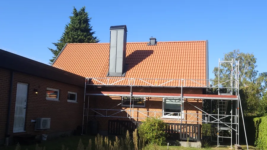 Nytt betongtak med tegelröda pannor på villa i Malmö, sett från baksidan