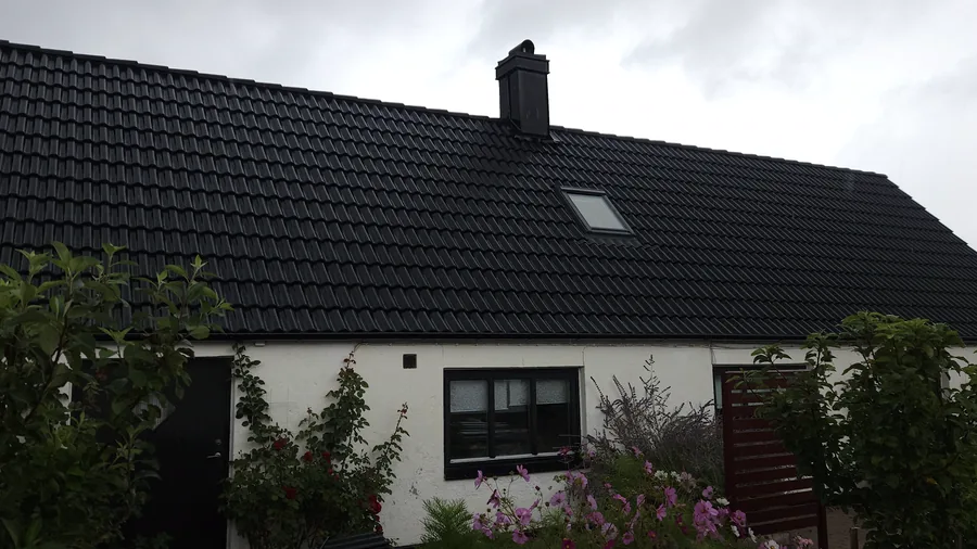 Nytt svart betongtak efter takbyte i Ystad